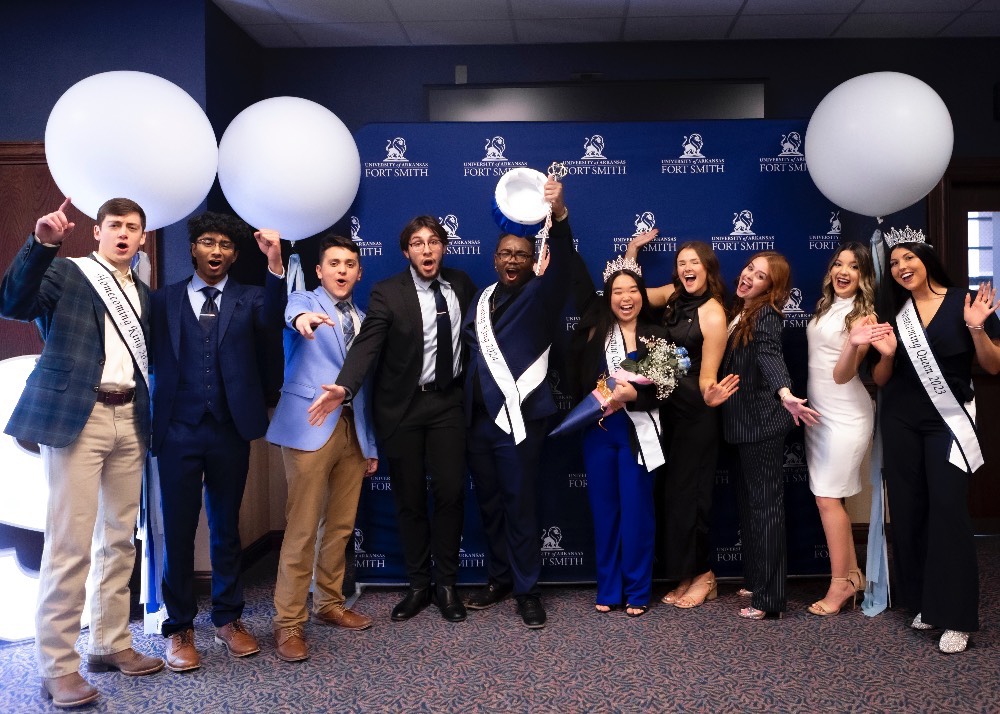 the 2024 homecoming court cheers