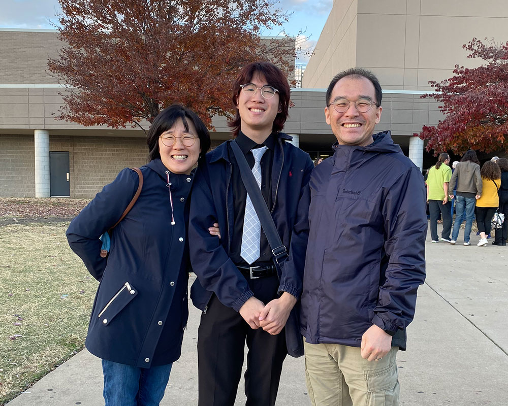 Dr. Kiyun Han (right) with his wife and son